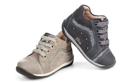Scarpe per bambini di diversi marchi