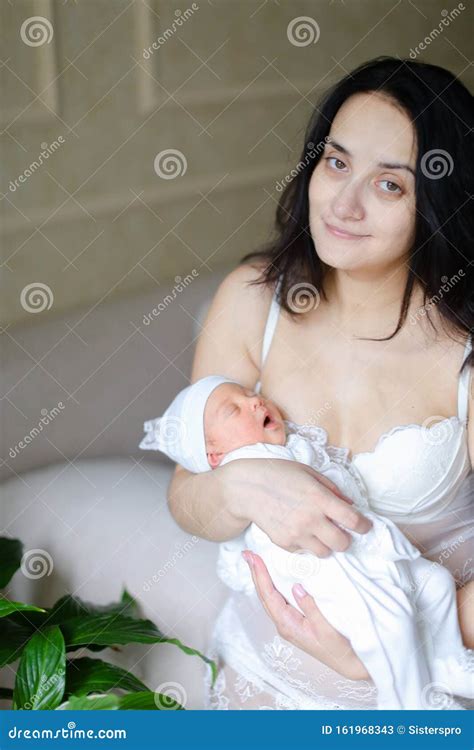 Neonato in braccio alla madre