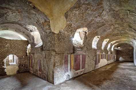 Sale tematiche dell'agriturismo che espongono manufatti sardi
