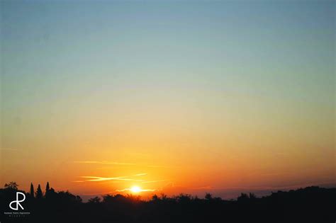 L'orizzonte al mattino con il sole che sorge