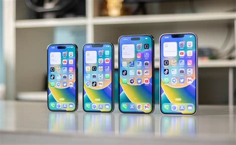 confronto grafico dei tre modelli iPhone 14, 14 Pro e 14 Pro Max affiancati