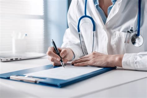 medico che analizza documentazione clinica