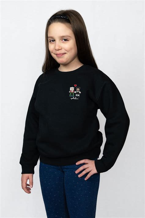 bambina che indossa una felpa nera