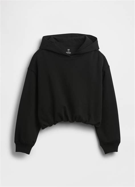 bambina che corre con una felpa nera