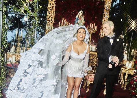 Kourtney Kardashian e Travis Barker nel giorno del loro matrimonio a Portofino