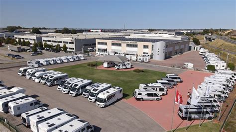 Dettaglio tecnico dell'allestimento interno del camper di Roberto Maschietto, mostrando la disposizione funzionale degli spazi.