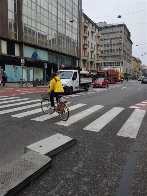 Ciclisti che percorrono una strada panoramica veneta