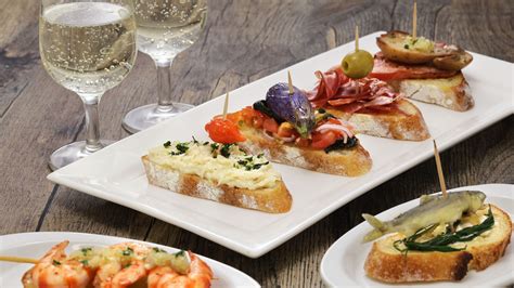 Assortimento di cicchetti veneziani e un bicchiere di vino