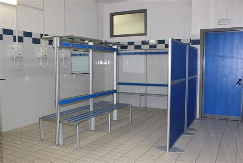 dettaglio interno degli spogliatoi e degli spazi di accesso alla piscina