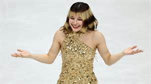 Alysa Liu durante una performance di pattinaggio con il suo distintivo stile halo hair