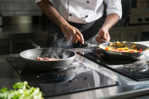 Preparazione artigianale di cibi sani e colorati in una cucina professionale attrezzata