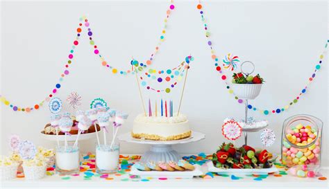 Sala decorata e pronta per una festa di compleanno in un ambiente sicuro e stimolante