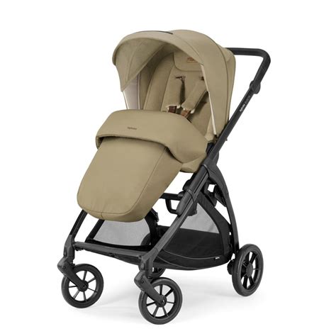 Trio Inglesina Electa colorazione Dumbo Caramel in un contesto urbano