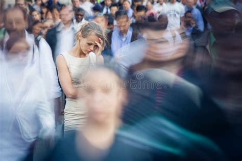 Donna che si sente sola in mezzo a una folla