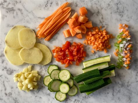 Immagine che mostra diversi tagli di verdure per bambini