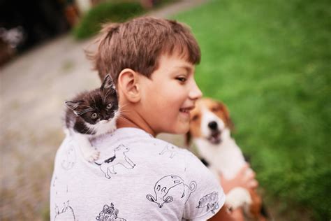 Famiglia con bambini e animali domestici in passeggio