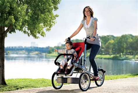 famiglia in bicicletta con seggiolino