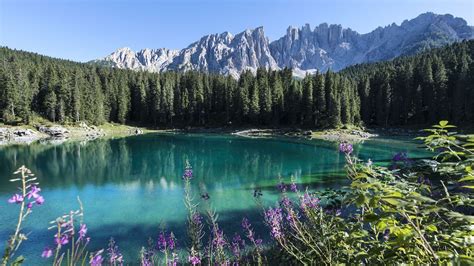 Panorama del Lago di Carezza con le vette del Latemar riflesse nelle acque
