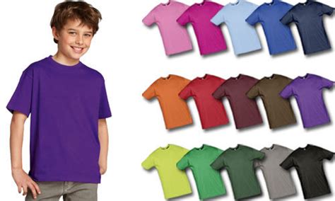 bambino felice con diverse magliette colorate
