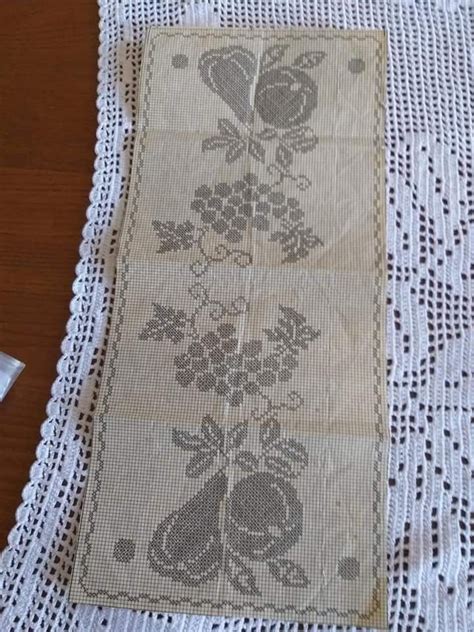 Uncinetto filet su tessuti bianchi