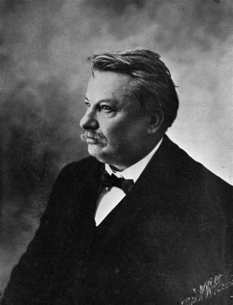 Giovanni Pascoli: ritratto
