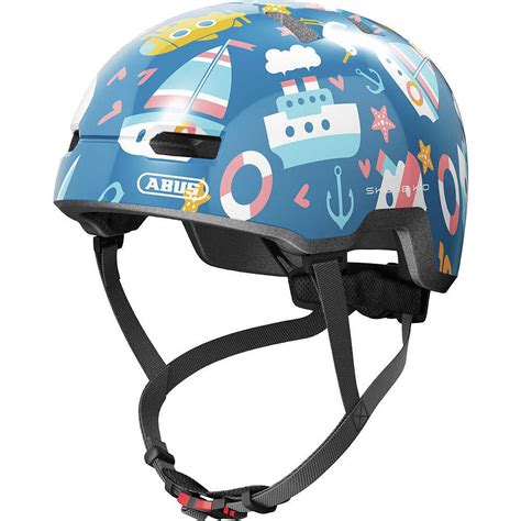 Bambino con casco da bici regolato correttamente