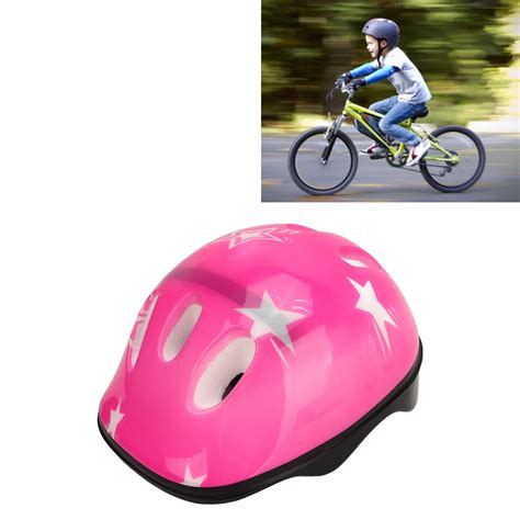 Bambino con set completo di protezioni da ciclismo