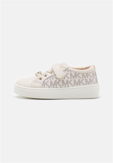 Bambina che indossa sneakers Michael Kors