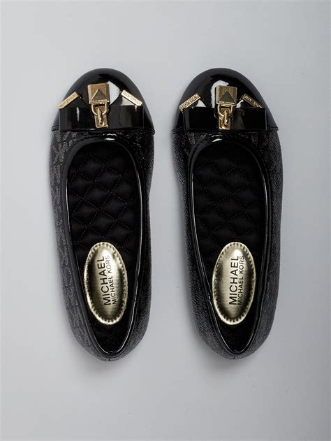 Dettaglio di una scarpa Michael Kors per bambina