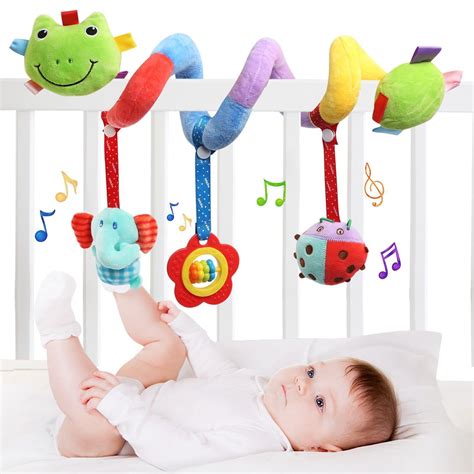Bambino che interagisce con una spirale da passeggino
