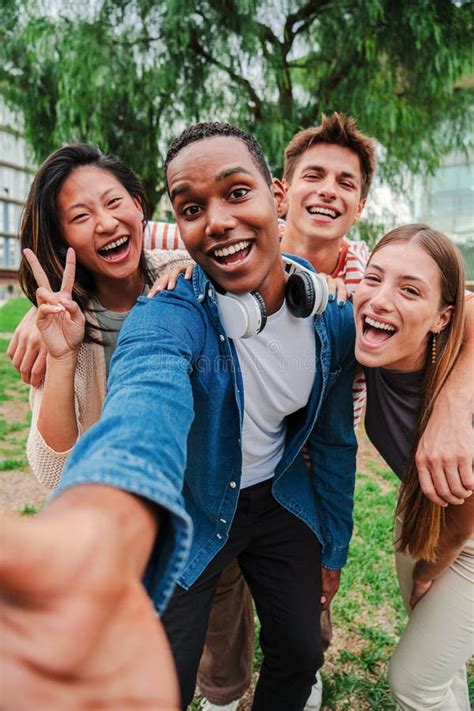 Adolescente che ride con gli amici