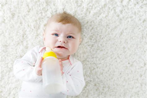 Bambino che accetta o rifiuta il biberon
