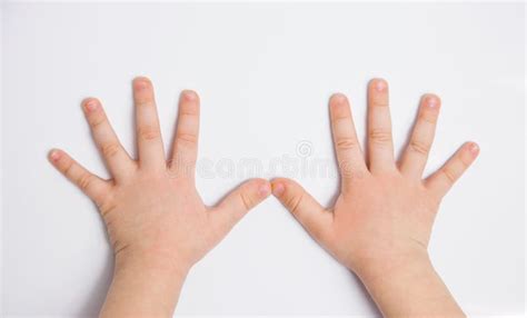 Mani di un bambino che cercano aiuto