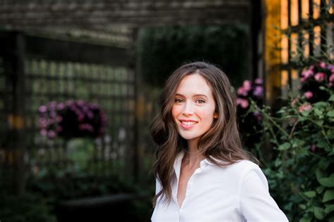 Brynnan Foster con alcune creazioni di Esme & Aven