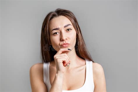 Una donna pensierosa che consulta informazioni online