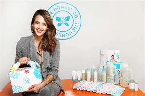 Jessica Alba sorridente con pannolini Honest Company