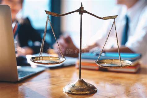 bilancia della giustizia con documenti legali e monete