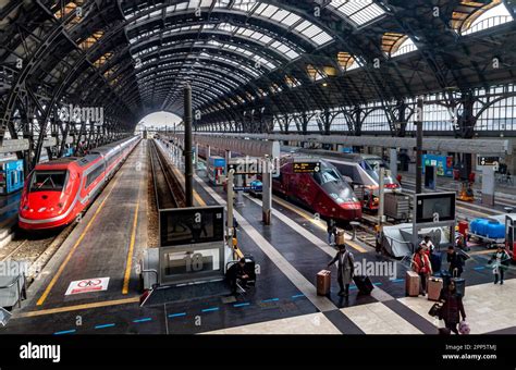 Autobus in sosta di fronte ad una stazione ferroviaria