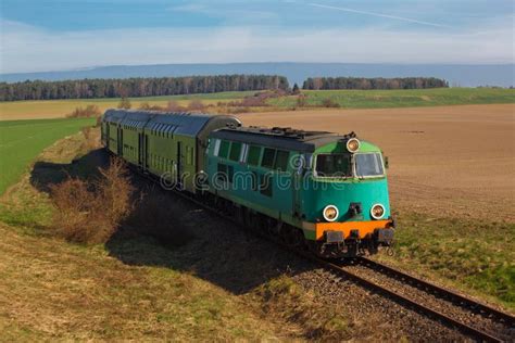 Treno in corsa attraverso la campagna sarda