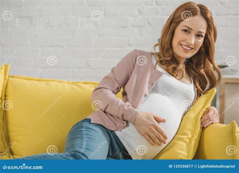 Donna incinta che riposa a casa