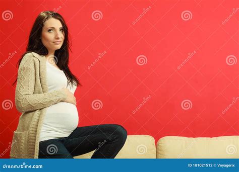 Donna incinta seduta correttamente
