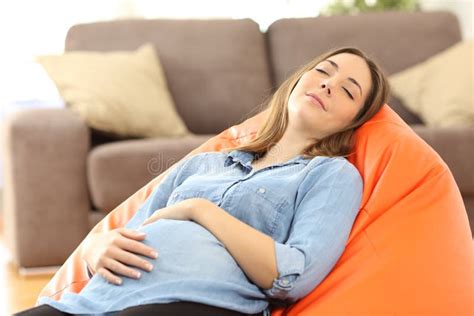 Donna incinta che dorme su un fianco