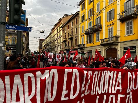 Manifestazione peronista con simboli tradizionali