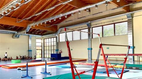 immagine illustrativa di un materassone da ginnastica in una palestra moderna