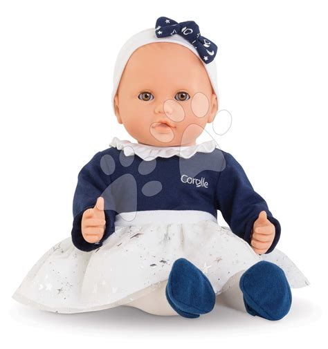 Bambino che gioca con un passeggino per bambole Corolle