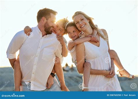 Coppia con figli sorridente