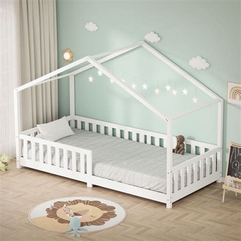 Cameretta con letto a casetta stile Montessori in legno massello