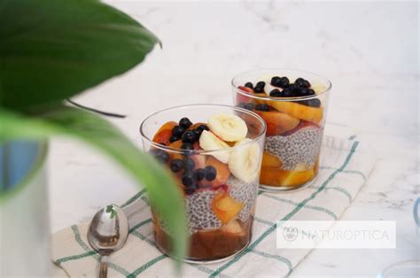 Bambino che mangia chia pudding con frutta fresca