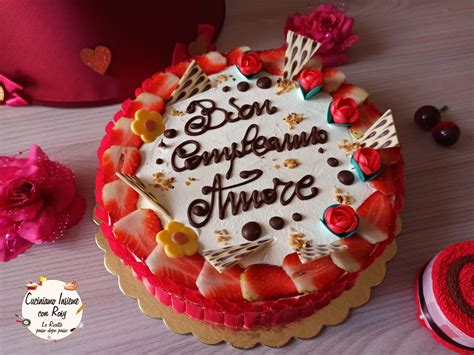 Dettaglio di una decorazione creativa su torta di compleanno