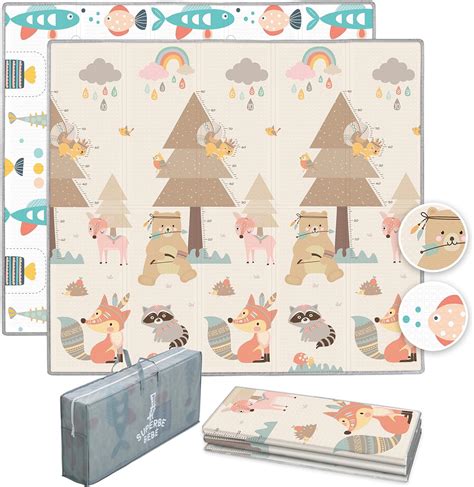 Tummy time su un tappeto da gioco